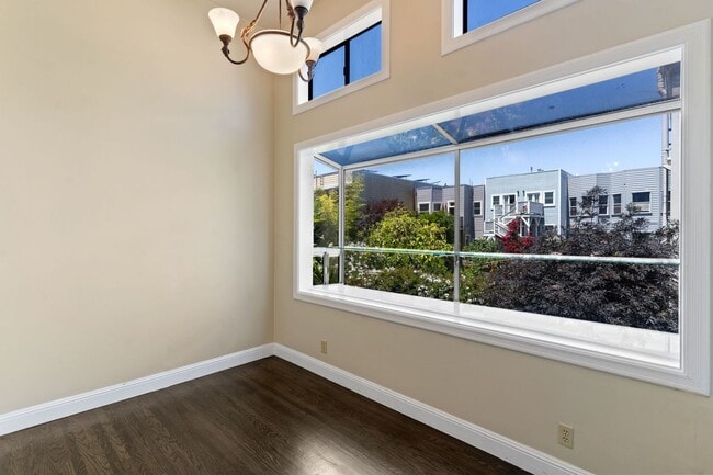 Building Photo - 2 Bed, 2 Bath Victorian Style Condo with M...