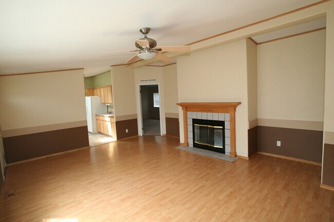 Building Photo - 3 bed 2 bath home with fireplace