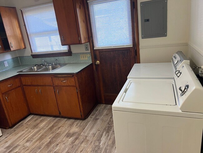 Building Photo - 4268-3t - 465/467 NE Baker