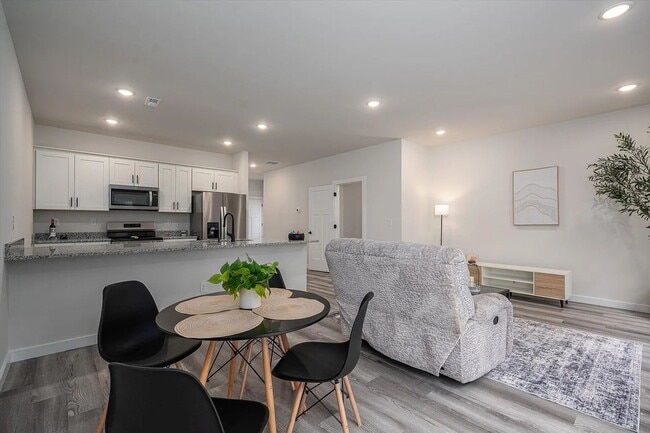 Building Photo - 2025 Built Townhome - Move-In Ready!