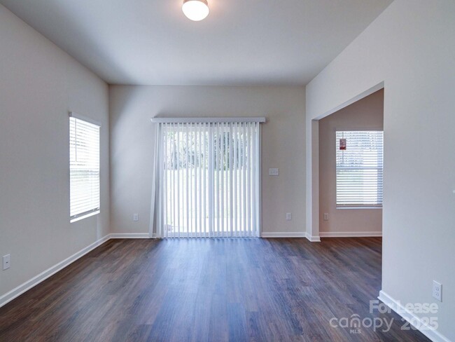 Building Photo - 914 S Battleground Ave