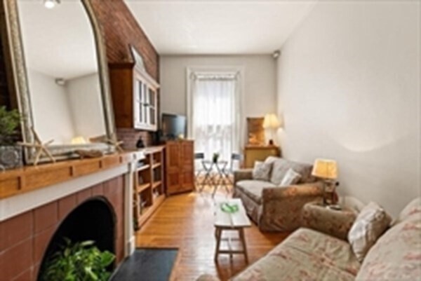 Building Photo - 167 Beacon St