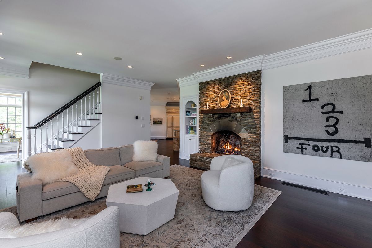 Building Photo - 247 Roxbury Rd