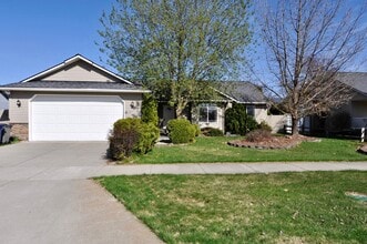 Building Photo - 3 bed 2 bath rancher with office