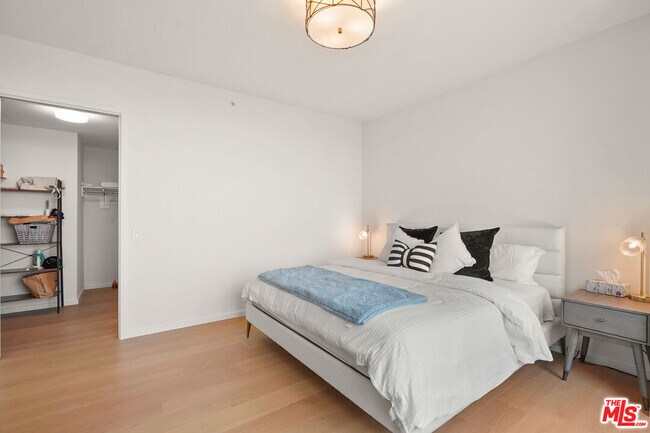 Building Photo - 889 Francisco St