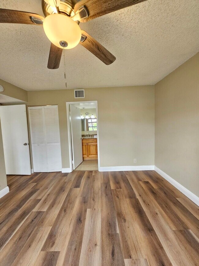 Building Photo - 1523 Lake Crystal Dr