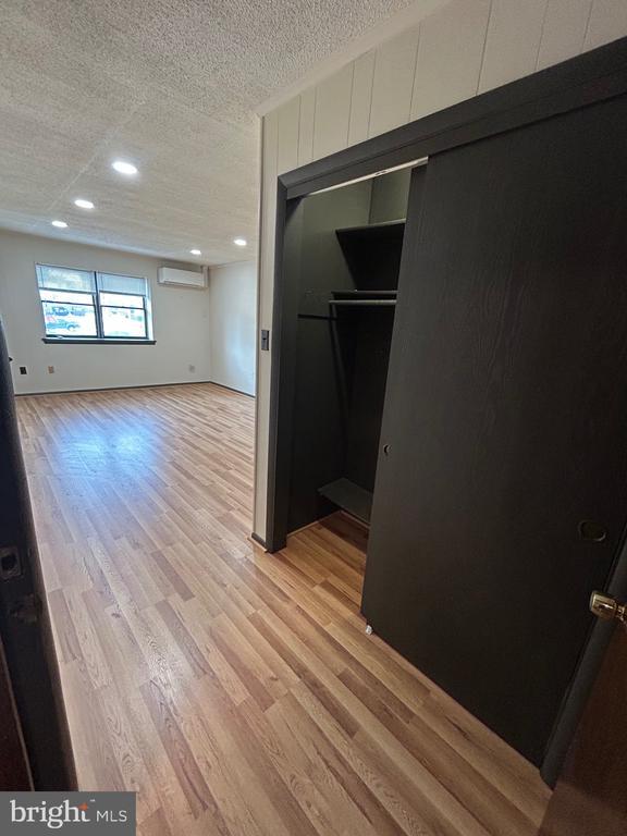 Building Photo - 400 Main St