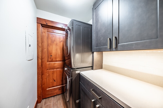 Building Photo - 198 Country Club Dr