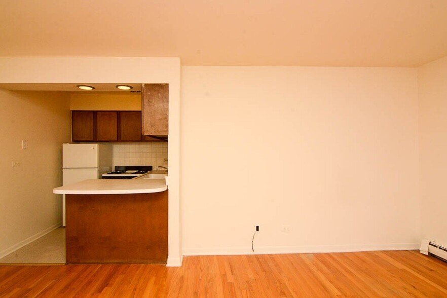 Building Photo - 533 W Aldine Ave