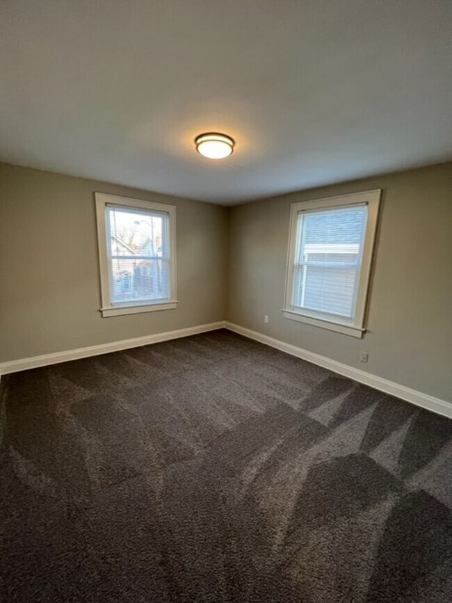 Building Photo - *Rare Find* Updated 3 Bedroom 2 Bathroom H...