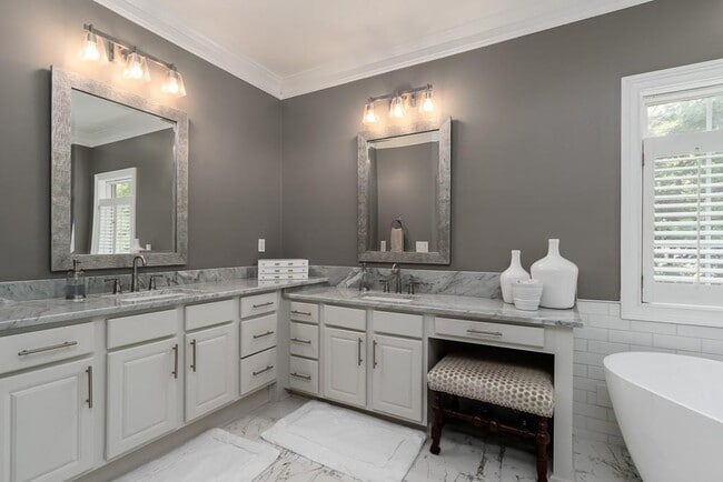 Building Photo - 2537 Oglethorpe Cir NE