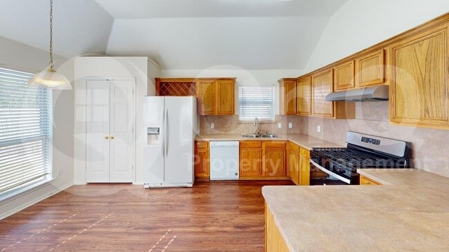 Building Photo - 205 Larkspur Dr