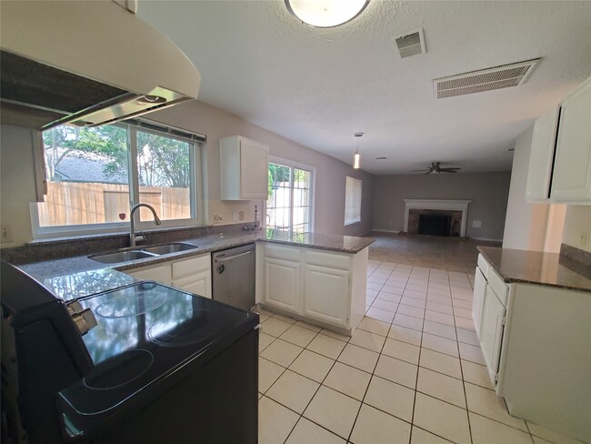 Building Photo - 3323 Green Fields Dr