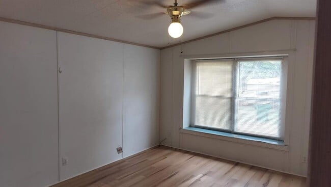 Building Photo - 305 Woods Ln