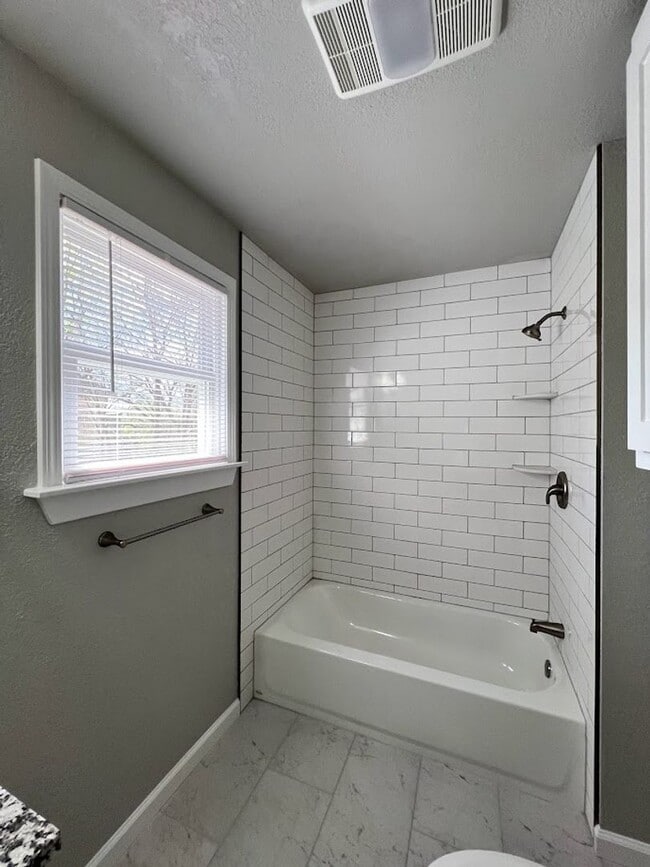Building Photo - Beautifully Renovated 3 Bed, 1 Bath House