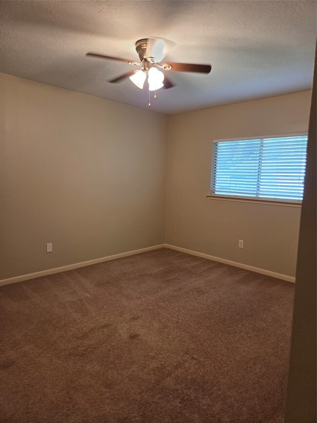 Building Photo - 231 Needleleaf Ln