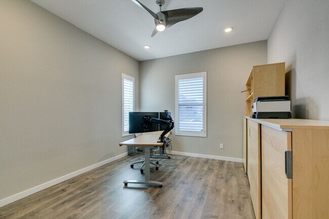 Building Photo - Luxury Rental with Mountain Views in Gated Henderson Community