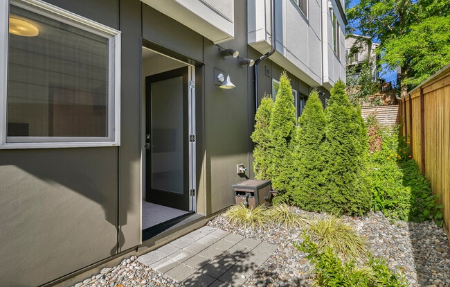 Building Photo - 208 16th Ave