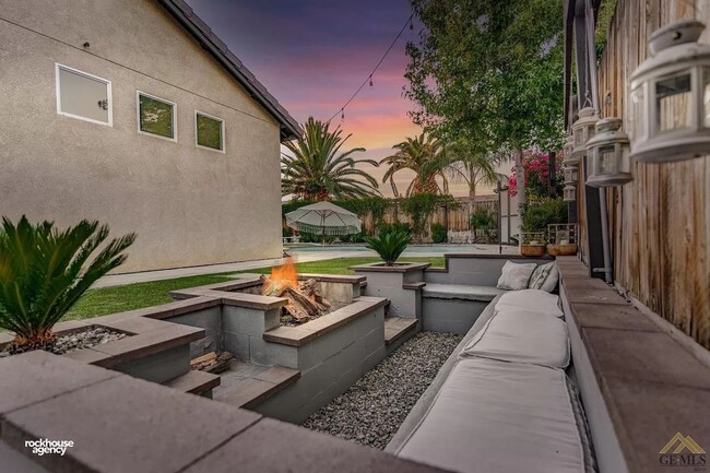 Building Photo - NW Home w/Pool & Firepit!
