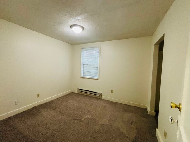 Building Photo - 3 Bedroom 1 Bath Duplex