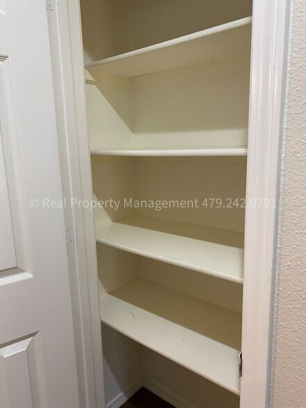Building Photo - 6005 Sandy Parker Ct
