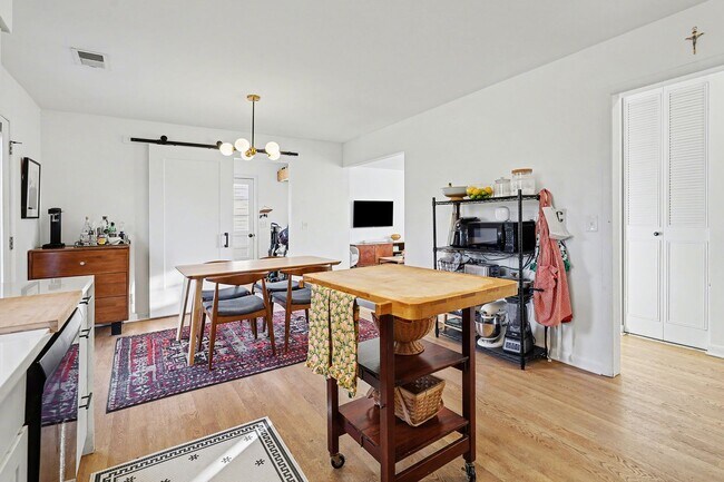 Building Photo - Now available—this beautifully renovated 3-bedroom, 1-bath home