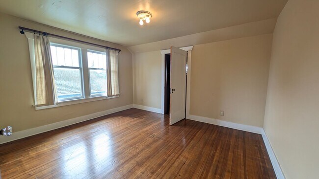 Building Photo - Charming 3 Bedroom House in Downtown