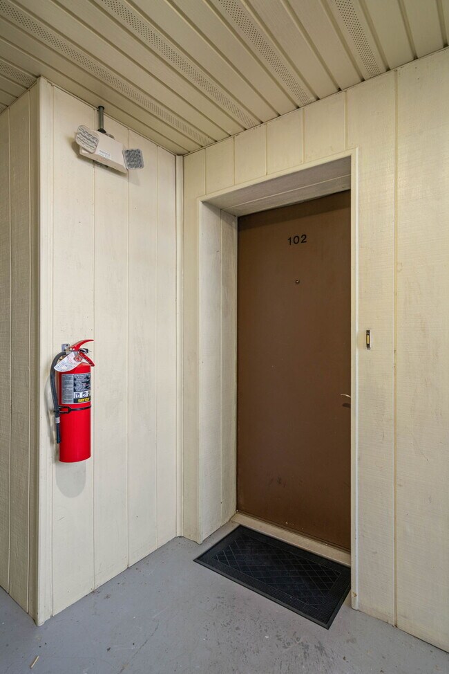 Building Photo - 102 Chesterfield Ln