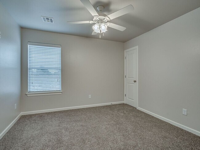 Building Photo - Spacious 4 Bedroom 2 Bath Duplex in Oakdale Schools - Lawn Care Included