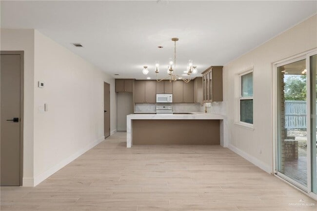 Building Photo - 19 Fern Ave W