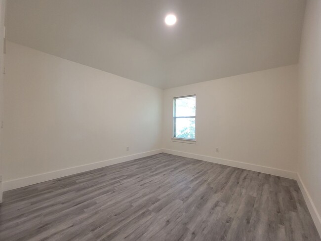 Building Photo - Fantastic 4 Bed 2.5 Bath Single Family Hom...