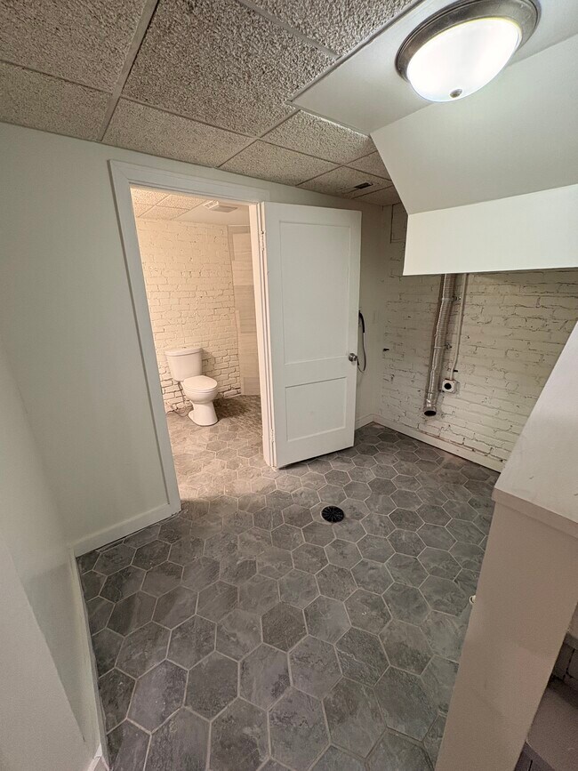 Building Photo - Forest Avenue