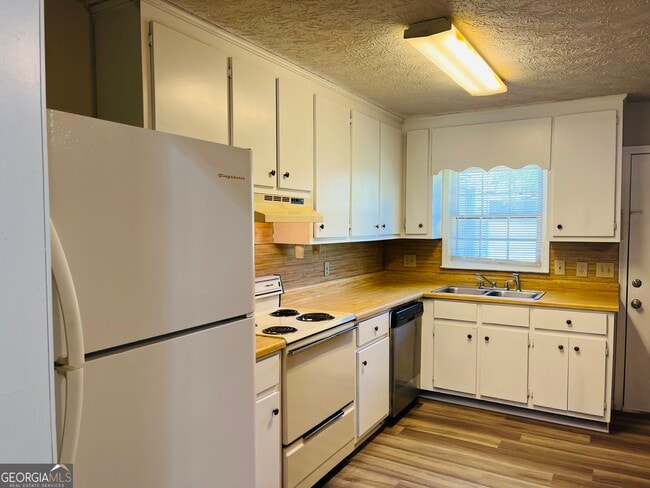 Building Photo - 10 Fredda Ln