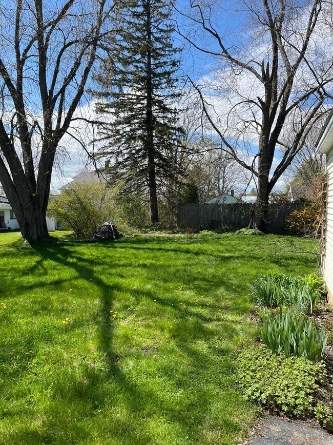 Building Photo - Three Bedroom Cape for Rent in Great Portland Neighborhood!