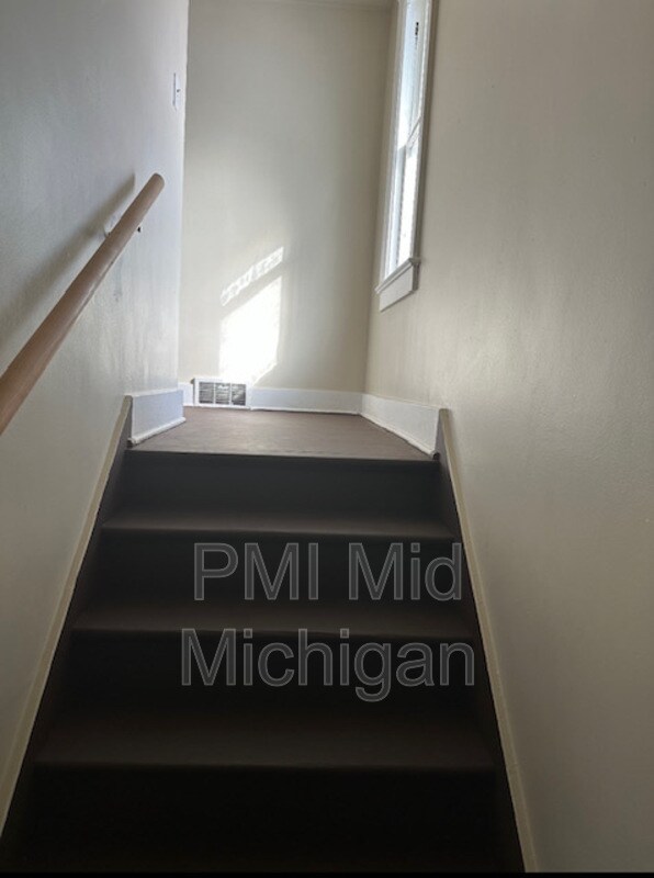 Building Photo - 820 E 3rd St