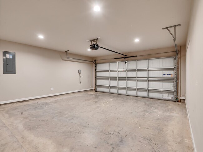 Building Photo - 8510 Amber Bend Dr