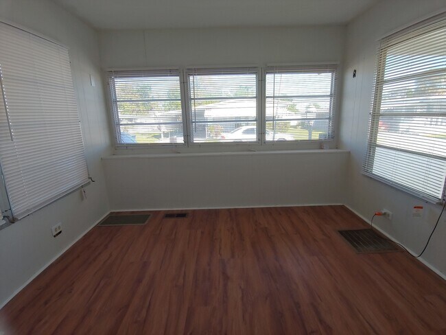 Building Photo - 912 49th Ave W