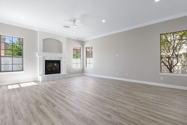Building Photo - Gorgeous Everything you Need 4Bedroom plus Den Chandler Home!