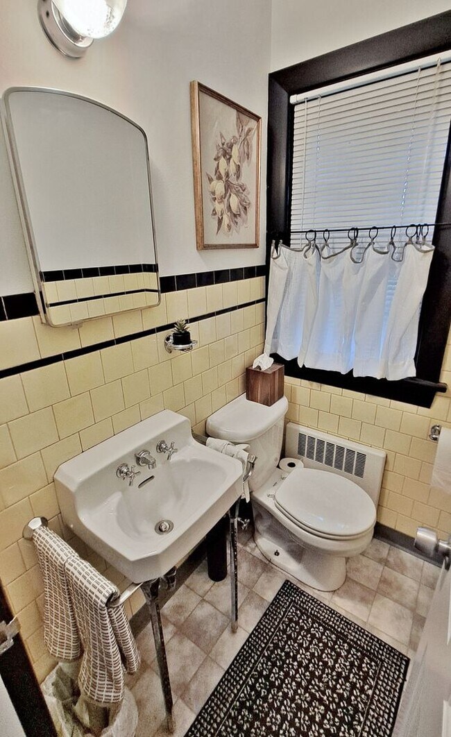 Building Photo - Fully Furnished 4 Bed / 1-1/2 Bath Single Family Home w/2 Car Garage