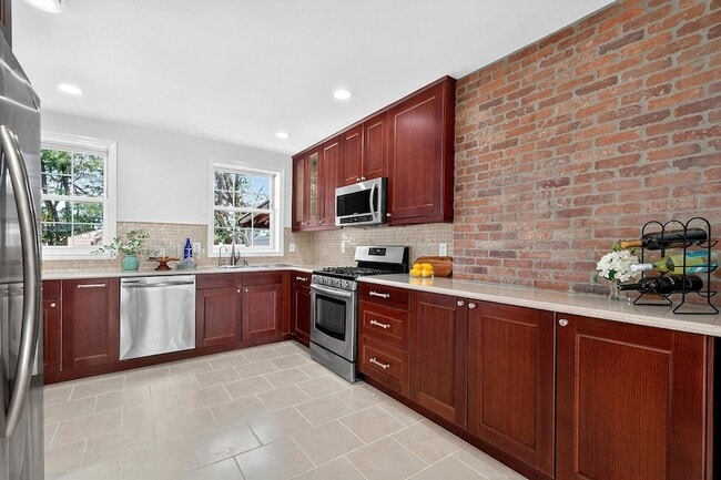 Building Photo - 382 Webster Ave
