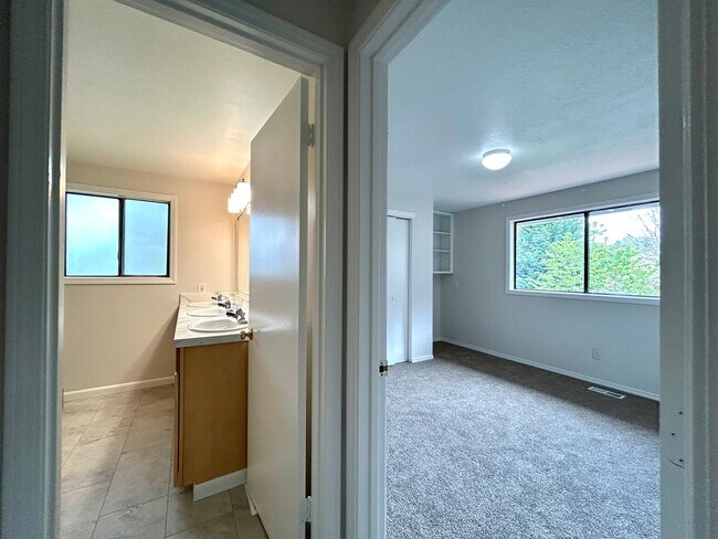 Building Photo - Large 4 Bed, 2.5 Bath House! Landscaping Included!