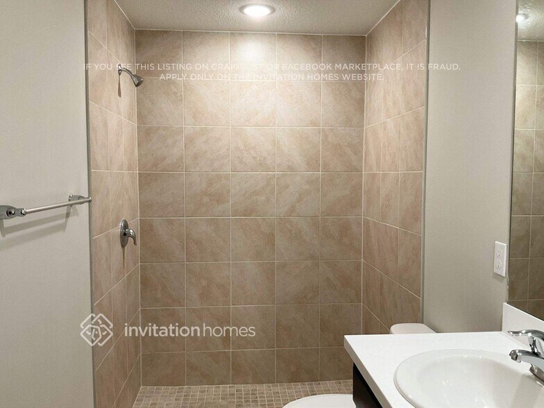 Building Photo - 373 NW Avens St