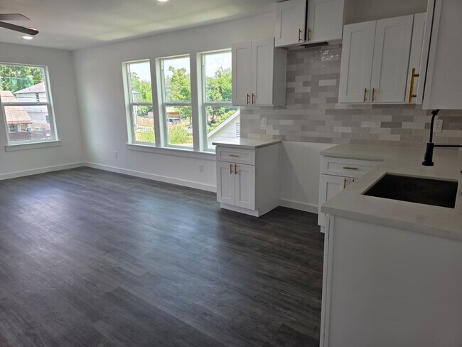 Building Photo - ? Stunning Duplex with Garage & Modern Fin...