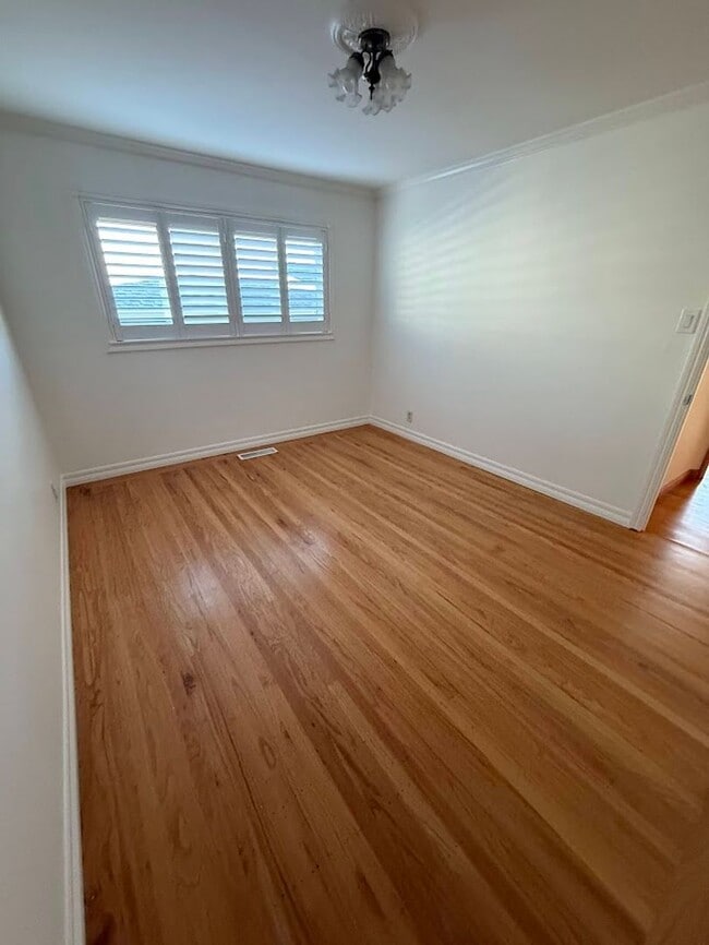 Building Photo - Charming 3-4 Bed/3 Bath Home in Belmont wi...
