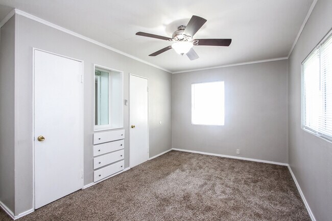 Building Photo - Fantastic 3bd/2ba home! Coming soon!