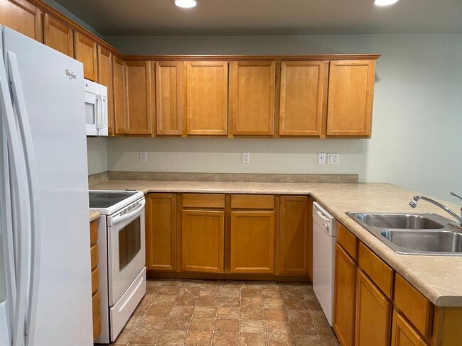 Building Photo - ***Holiday Move-In Special $500 Off First Months Rent*** Very Nice 3 Bedroom 2.5 Bathroom Townhom...