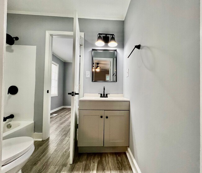 Building Photo - Newly Remodeled Duplex in Macon - Housing Voucher Eligible