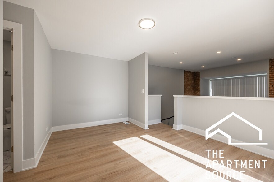 Building Photo - 1214 N La Salle Dr