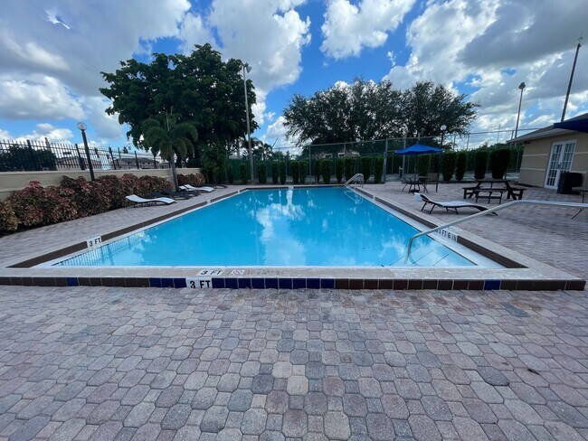 Building Photo - 5323 Summerlin Rd
