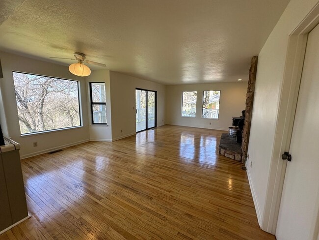 Building Photo - Gorgeous Multilevel 4 Bedroom 2.5 Bathroom Home on Acreage